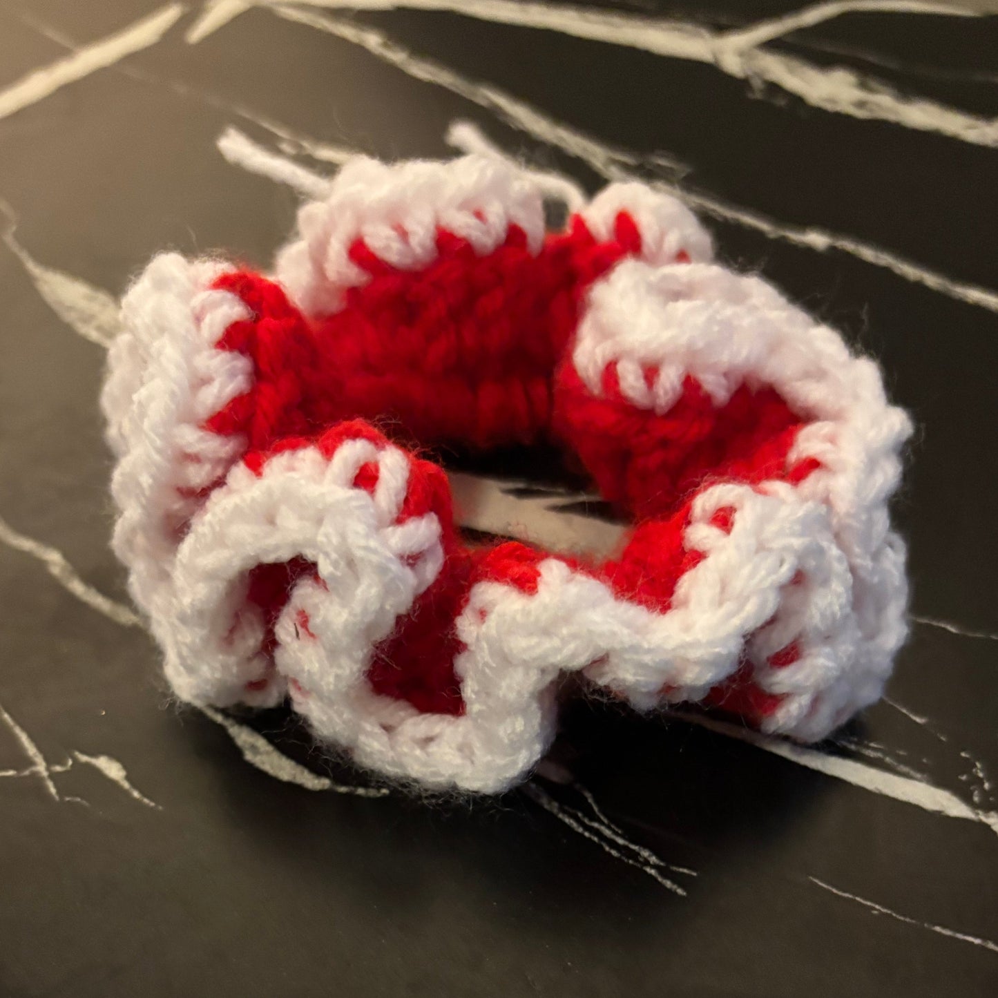 Small scrunchie red & white